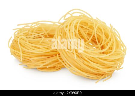 Tagliatelles italiennes de pâtes nid isolé sur fond blanc avec pleine profondeur de champ. Banque D'Images