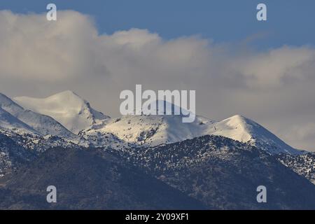 Sommets enneigés sous un ciel légèrement nuageux par temps clair, Lefka Ori, montagnes blanches, massif montagneux, ouest, Crète, Grèce, Europe Banque D'Images