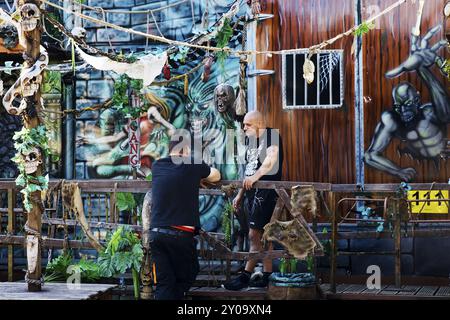 Les fantômes de la nuit bavardant le matin, magasin de foire fantôme, Ghost Jungle, Cranger Kirmes, Herne, région de la Ruhr, Allemagne, Europe Banque D'Images