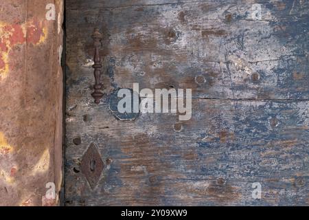 Vieille porte en bois vieillie, Bad Iburg, basse-Saxe, Allemagne, Europe Banque D'Images