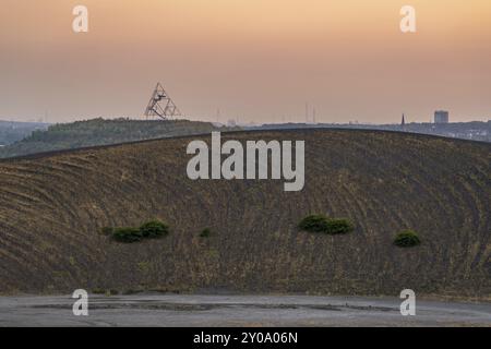 Gladbeck, Rhénanie du Nord-Westphalie, Allemagne, 2 août 2018 : vue de Bottrop et du Tetraeder depuis la pointe du butin de Mottbruchhalde, Europe Banque D'Images