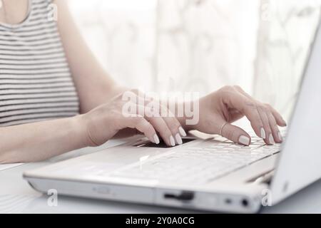 Close up of female hands en utilisant l'ordinateur moderne, high key. Concept de Blogger Banque D'Images