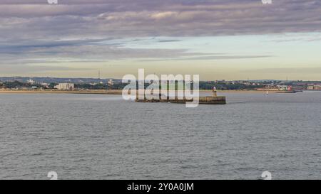 Vue depuis la mer du Nord vers la rivière Tyne South Pier, à South Shields en arrière-plan Banque D'Images