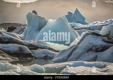 Coucher de soleil spectaculaire dans le célèbre lagon du glacier de Jokulsarlon en Islande Banque D'Images