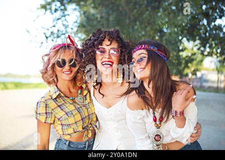 Heureux sont les femmes slim tan la marche sur la plage dans le coucher du soleil. Concept de voyage et le bonheur Banque D'Images