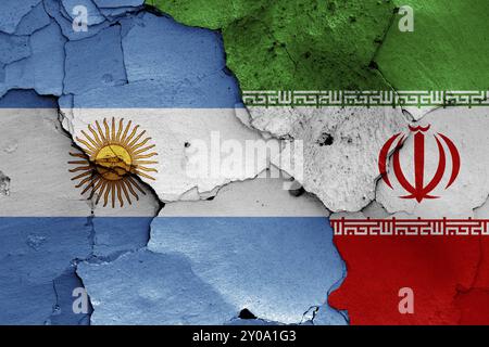 Drapeaux de l'Argentine et de l'Iran peints sur un mur fissuré Banque D'Images