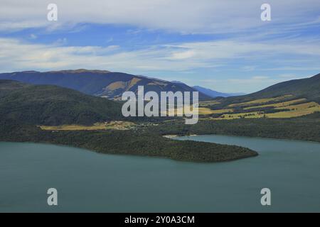 Vue depuis le Mont Robert. Turquoise Lac de Rotoiti et village de St Arnaud. Scène estivale en Nouvelle-Zélande Banque D'Images