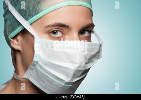 Closeup portrait d'une femme chirurgien dans un fond vert Banque D'Images