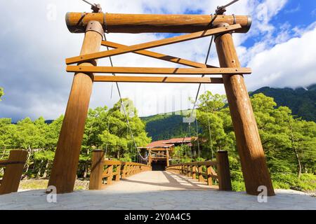 Vue en bas angle de grands poteaux en bois marquant l'entrée du pont Kappa Bashi dans les Alpes japonaises village touristique de Kamikochi, préfecture de Nagano, Japa Banque D'Images