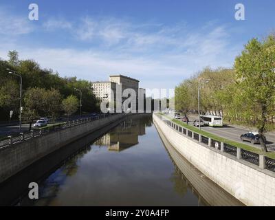 Moscou, Russie, trafic le long de la digue le long de la rivière Yauza, Europe Banque D'Images