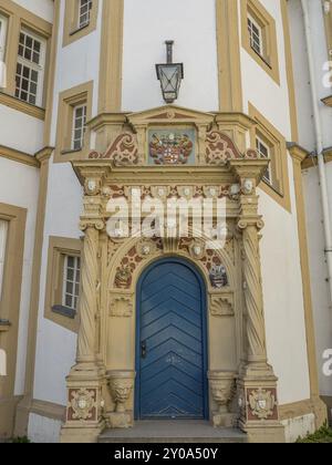 Magnifique entrée d'un château Renaissance avec porte bleue ornée et détails, château de Neuhaus, Allemagne, Europe Banque D'Images