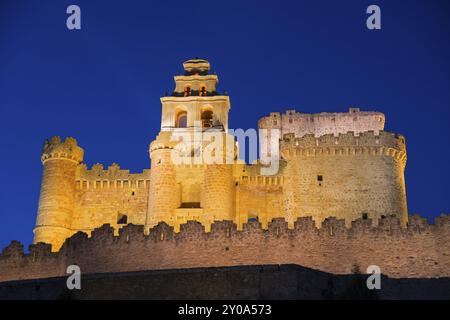 Château médiéval illuminé avec des tours et des murs de pierre la nuit, imposant et majestueux, Turegano, Turegano, Ségovie, Castilla y Leon, Espagne, Europe Banque D'Images