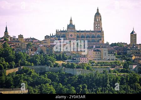 Vieille ville de Ségovie avec le mur de la ville et la cathédrale dans la soirée, Province de Ségovie, Castille-et-Léon, Espagne, Europe Banque D'Images
