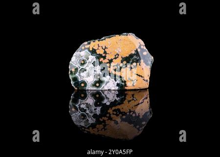 jaspe océanique poli. macro photographie détail noir fond isolé. gros plan minéral Banque D'Images