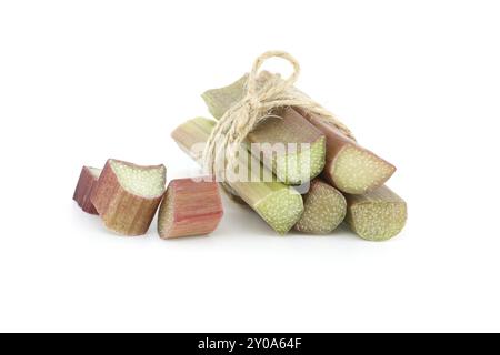 Bouquet de tiges de rhubarbe fraîchement coupées attachées ensemble avec une ficelle isolée sur fond blanc, avantages pour la santé de manger de la rhubarbe Banque D'Images