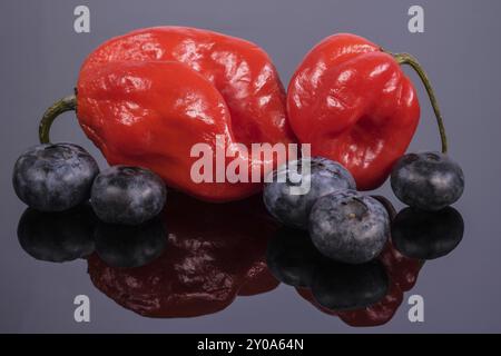 Photo macro de piments et de bleuets Banque D'Images