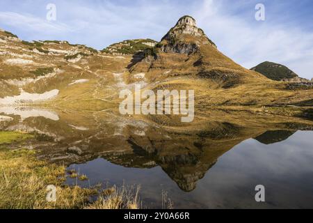 Lac Augstsee et la montagne Atterkogel sur le perdant. Automne, beau temps, ciel bleu. Réflexion. Altaussee, Bad Aussee, Ausseer Land, Totes Gebirge Banque D'Images