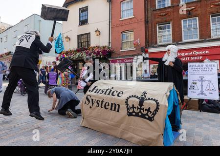 Windsor, Royaume-Uni. 1er septembre 2024. Les activistes de extinction Rebellion organisent une manifestation devant le château de Windsor sur le thème de la récente condamnation sévère des militants pour le climat par le système judiciaire britannique lors du troisième des trois jours d'activités de Upgrade Democracy. La campagne Upgrade Democracy d'extinction Rebellion vise à mettre en évidence la manière dont les profits sont sauvegardés pour les compagnies pétrolières et gazières au Royaume-Uni et à appeler le gouvernement britannique à créer et à être dirigé par une Assemblée de citoyens sur le climat et la justice écologique. Crédit : Mark Kerrison/Alamy Live News Banque D'Images