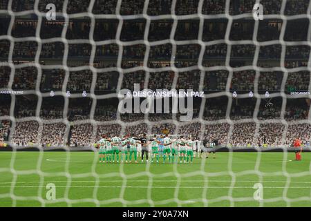 Madrid, Espagne. 01 Sep, 2024. MADRID, ESPAGNE - 1er SEPTEMBRE : les joueurs du Real Madrid et du Real betis observent une minute de silence avant le match LaLiga EA Sports entre le Real Madrid et le Real Betis au stade Santiago Bernabeu le 1er septembre 2024 à Madrid, Espagne. (Photo de Francisco Macia/photo Players images/Magara Press) crédit : Magara Press SL/Alamy Live News Banque D'Images