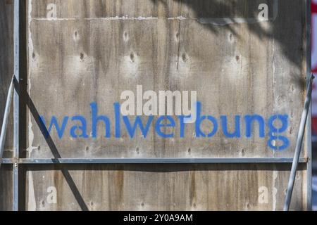 La phase chaude de la campagne électorale d'État en Saxe peut être vu dans la quantité de messages différents sur les arbres et les lanternes, campagne électorale d'État Banque D'Images