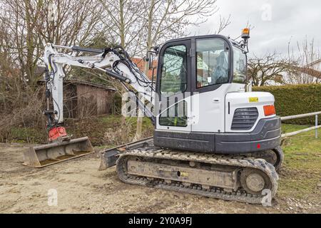 Petite pelle garé sur un site de construction Banque D'Images