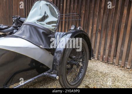 Vieux side-car sur une moto devant un mur en bois Banque D'Images