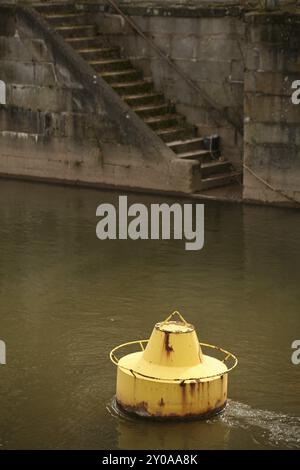 Bouée jaune dans le Weser à Hamelin (basse-Saxe) Banque D'Images