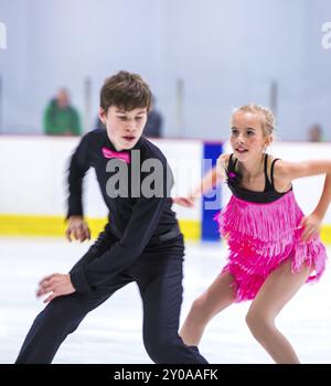BERLIN, ALLEMAGNE, 11 OCTOBRE : Julia Albrecht et Aleksandar Bulatovic au concours de danse sur glace le 11 octobre 2014 à Berlin, Allemagne. Plages Banque D'Images