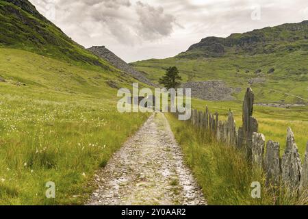 La ruine de Capel Rhosydd près de Blaenau Ffestiniog, Gwynedd, pays de Galles, Royaume-Uni, avec Conglog Slate Quarry en arrière-plan Banque D'Images