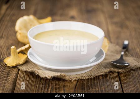 Soupe crémeuse Chanterelle sur une vieille table en bois en gros plan détaillé, mise au point sélective Banque D'Images