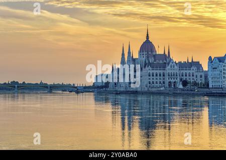 Horizon de Budapest lever de soleil au Parlement hongrois et sur le Danube, Budapest, Hongrie, Europe Banque D'Images