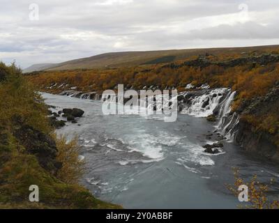 De Wikipedia : les Hraunfossar sont des cascades de la rivière Hvita près des villes de Husafell et Reykholt dans l'ouest de l'Islande. Sur une longueur de approx. Banque D'Images