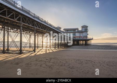 Weston-super-Mare, North Somerset, Angleterre, Royaume-Uni, octobre 04, 2018 : le soleil couchant sur la plage et le Grand Pier Banque D'Images