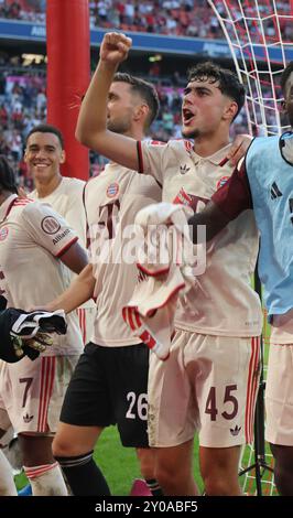 München, Deutschland 01. Septembre 2024 : Fussball, Herren, Bundesliga, saison 2024/2025, FC Bayern München - SC Freiburg, Allianz Arena Aleksandar Pavlovic (FC Bayern München) beim Feiern, Jubeln vor der Südkurve nach dem Spiel DFB, DFL règlementations interdisent toute utilisation de photographies comme séquences d'images et/ou quasi-vidéo Banque D'Images