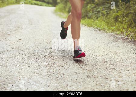 Jeune femme fitness sportif runner tournant au country road Banque D'Images