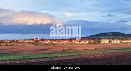 Gemeinde Schuetzen am Gebirge mit Goldberg-Panorama Banque D'Images