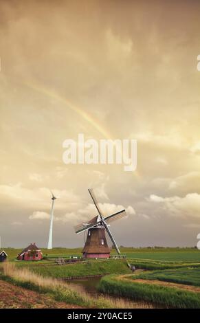 Arc-en-ciel sur le moulin à vent hollandais au coucher du soleil, Hollande Banque D'Images