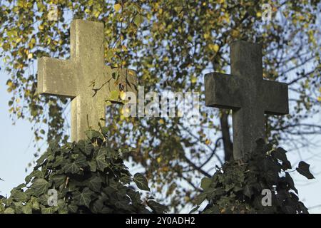 Croix de Pierre dans un cimetière Banque D'Images