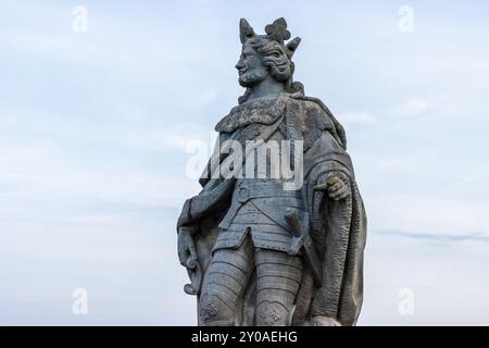 Statue sculptée du roi Pippin de Franconie sur le vieux pont de pierre - Alte Mainbrücke - dans la ville historique allemande de Wurzbourg en basse-Franconie. Banque D'Images