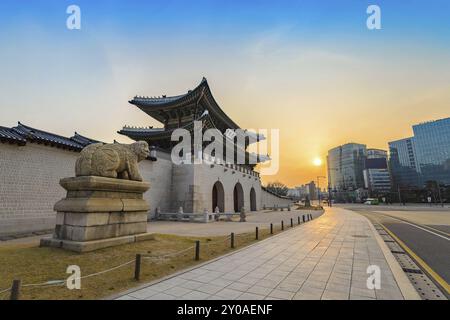 Gwanghwamun porte au lever du soleil, Séoul, Corée du Sud, Asie Banque D'Images