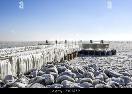 Den Oever, pays-Bas, 10 février 2021. Accumulation de glace sur les quais de l'Afsluitdijk dans l'IJsselmeer, Den Oever, Hollande Banque D'Images