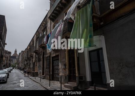 Catane, Italie - 18 mai 2024 : séchage du linge dans la rue Catane. Banque D'Images