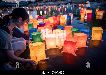 Lanternes flottantes sur la rivière, devant le dôme de la bombe atomique avec des lampes flottantes sur la rivière Motoyasu-gawa pendant la cérémonie du mémorial de la paix chaque août Banque D'Images