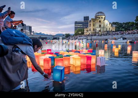 Lanternes flottantes sur la rivière, devant le dôme de la bombe atomique avec des lampes flottantes sur la rivière Motoyasu-gawa pendant la cérémonie du mémorial de la paix chaque août Banque D'Images