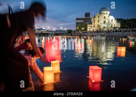 Lanternes flottantes pour femmes et filles sur la rivière, devant le dôme de la bombe atomique avec des lampes flottantes sur la rivière Motoyasu-gawa pendant la veille de la cérémonie du mémorial de la paix Banque D'Images