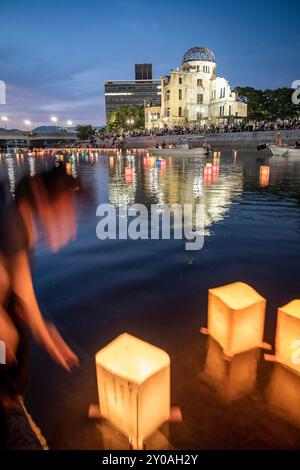 Lanternes flottantes sur la rivière, devant le dôme de la bombe atomique avec des lampes flottantes sur la rivière Motoyasu-gawa pendant la cérémonie du mémorial de la paix chaque août Banque D'Images