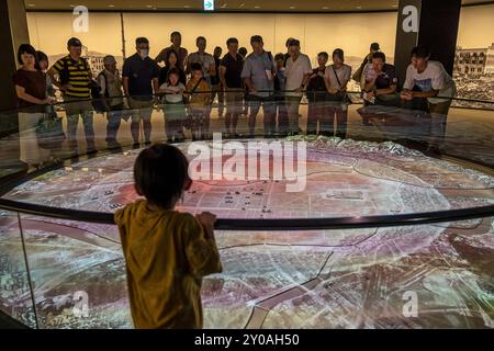 Recréation du petit garçon qui a explosé au-dessus de Nagasaki. Exposition, intérieur, à l'intérieur du Musée mémorial de la paix d'Hiroshima, Hiroshima, Japon Banque D'Images