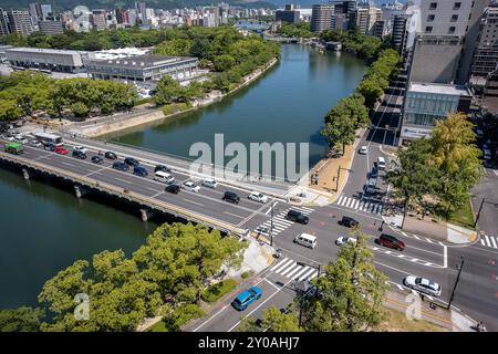 Skyline, au premier plan Peace Bridge, rivière Motoyasu et parc mémorial de la paix à gauche, Hiroshima, Japon Banque D'Images