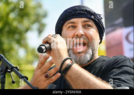 LONDRES, ROYAUME-UNI. 1er septembre 2024. Orateur à la 44ème procession Arbaeen Royaume-Uni de l'Imam Hussain, le petit-fils du prophète Muhammad, a un prophète divinement enseignement de la paix et l'harmonie atteindre la victoire. Tout en étant soumis à l'oppression. Organisé par le Hussaini Islamic Trust UK, la nourriture et l'eau gratuites sont fournies à Marble Arch, Londres, Royaume-Uni. ( Credit : Voir Li/Picture Capital/Alamy Live News Banque D'Images