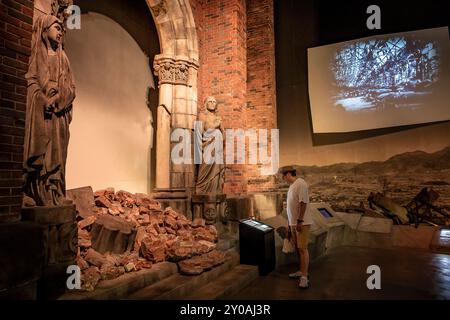 Reconstruction du mur latéral de la cathédrale d'Urakami détruit par l'explosion de la bombe atomique. Bombe atomique Musée du Mémorial de la paix de Nagasaki, Nagasaki, Japon Banque D'Images